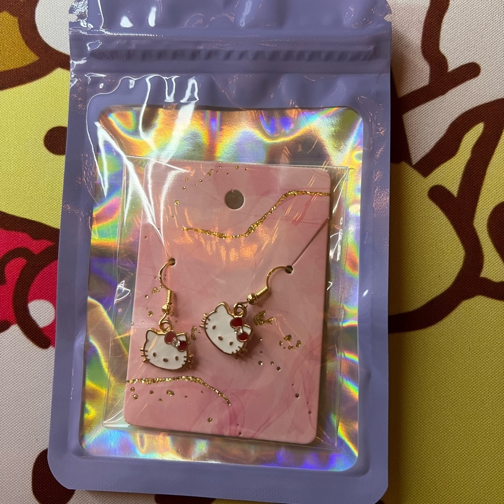 Delicate Hello Kitty earrings - Picture 3 of 3